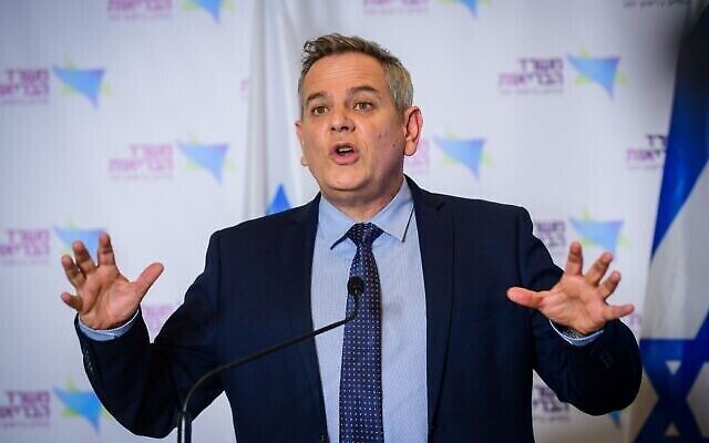 Le ministre de la Santé Nitzan Horowitz s'exprime lors d'une conférence de presse près de Tel Aviv, le 30 décembre 2021 (Crédit : Avshalom Sassoni/Flash90) Le ministre de la Santé Nitzan Horowitz s'exprime lors d'une conférence de presse près de Tel Aviv, le 30 décembre 2021 (Crédit : Avshalom Sassoni/Flash90)