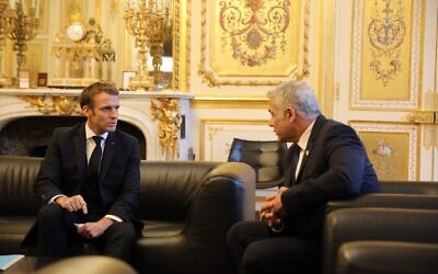 Le ministre des Affaires étrangères Yair Lapid, à droite, et le président français Emmanuel Macron, à Paris, le 30 novembre 2021. (Crédit : MFA/Quentin Crestinu)