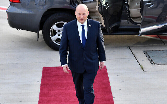 Le Premier ministre Naftali Bennett monte à bord d'un avion à l'aéroport Ben Gourion en partance pour les Émirats arabes unis, le 12 décembre 2021. (Crédit : Haim Zach/GPO) Le Premier ministre Naftali Bennett monte à bord d'un avion à l'aéroport Ben Gourion en partance pour les Émirats arabes unis, le 12 décembre 2021. (Crédit : Haim Zach/GPO)