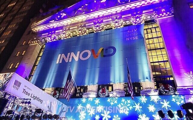 La société israélienne Innovid, qui développe une plateforme de diffusion et de mesure de la publicité pour la télévision intelligente, fait ses débuts à la bourse de New York le 1er décembre 2021. (Crédit : Innovid) La société israélienne Innovid, qui développe une plateforme de diffusion et de mesure de la publicité pour la télévision intelligente, fait ses débuts à la bourse de New York le 1er décembre 2021. (Crédit : Innovid)