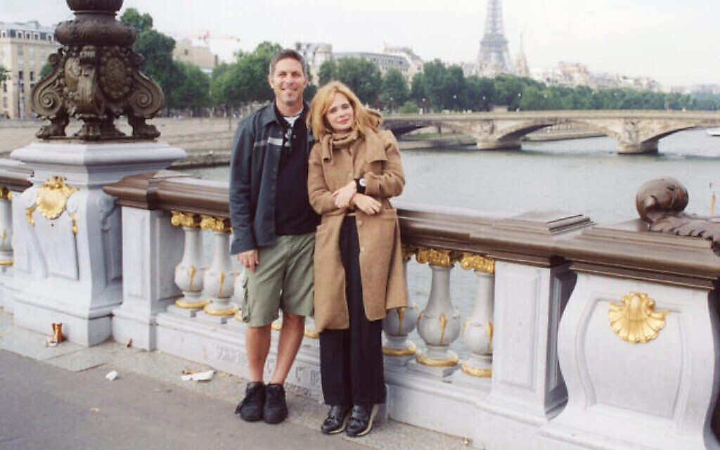 Andy Ostroy et Adrienne Shelly sur une photo du nouveau documentaire de HBO "Adrienne". (Crédit : avec l'aimable autorisation de Warner Media/ HBO)