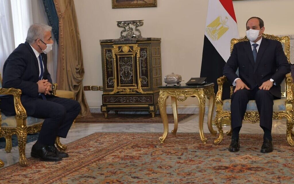 Le ministre des Affaires étrangères Yair Lapid s'entretient avec le président égyptien Abdel-Fattah el-Sissi au Caire, le 9 décembre 2021 (Crédit : Shlomi Amsalem/GPO) Le ministre des Affaires étrangères Yair Lapid s'entretient avec le président égyptien Abdel-Fattah el-Sissi au Caire, le 9 décembre 2021 (Crédit : Shlomi Amsalem/GPO)