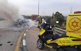 Les pompiers s'efforcent d'éteindre l'incendie d'une voiture sur la route 5, près de Kafr Qasim, le 28 décembre 2021. (Crédit : Magen David Adom)