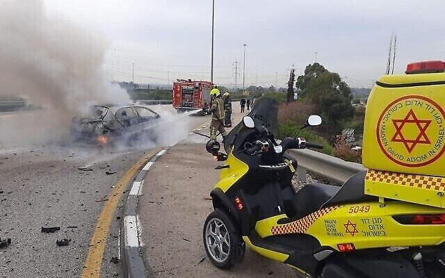 Les pompiers s'efforcent d'éteindre l'incendie d'une voiture sur la route 5, près de Kafr Qasim, le 28 décembre 2021. (Crédit : Magen David Adom) Les pompiers s'efforcent d'éteindre l'incendie d'une voiture sur la route 5, près de Kafr Qasim, le 28 décembre 2021. (Crédit : Magen David Adom)