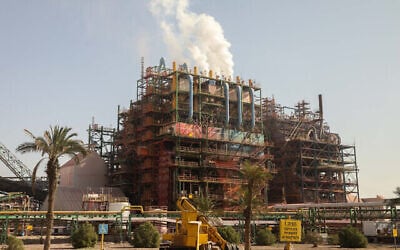 Une vue de la société Dead Sea Works le 2 février 2018. (Crédit : Issac Harari/Flash90)