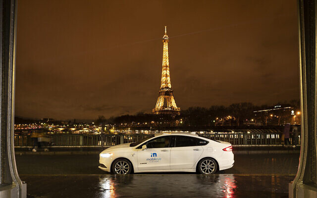 Un véhicule autonome à l'essai à Paris, alimenté par Mobileye, au mois de décembre 2021. (Crédit : Mobileye) Un véhicule autonome à l'essai à Paris, alimenté par Mobileye, au mois de décembre 2021. (Crédit : Mobileye)
