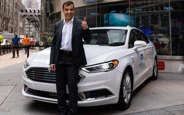 Le professeur Amnon Shashua, vice-président senior d'Intel et président-directeur général de Mobileye, se tient debout avec un véhicule à conduite autonome de la flotte de test autonome de Mobileye, lors d'un événement au Nasdaq à New York City en 2021. (Mobileye, an Intel Company) Le professeur Amnon Shashua, vice-président senior d'Intel et président-directeur général de Mobileye, se tient debout avec un véhicule à conduite autonome de la flotte de test autonome de Mobileye, lors d'un événement au Nasdaq à New York City en 2021. (Mobileye, an Intel Company)