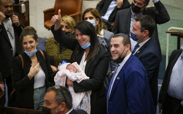 La députée de Yamina Shirly Pinto avec sa petite fille, née il y a six jours, à la Knesset, le 15 décembre 2021. (Crédit : Noam Moskowitz/Knesset) La députée de Yamina Shirly Pinto avec sa petite fille, née il y a six jours, à la Knesset, le 15 décembre 2021. (Crédit : Noam Moskowitz/Knesset)