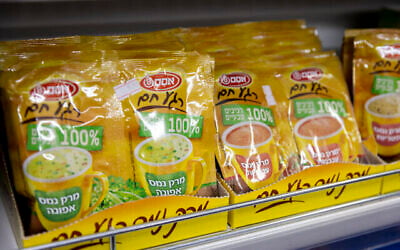 Des produits Osem sur une étagère dans une épicerie le 29 décembre 2021 à Jérusalem. (Crédit : Olivier Fitoussi/Flash90)