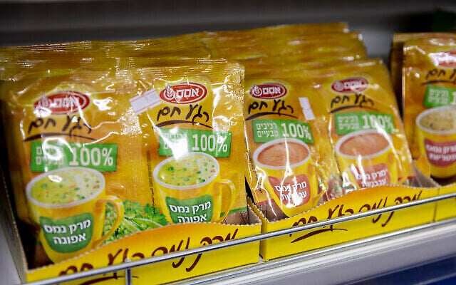 Des produits Osem sur une étagère dans une épicerie le 29 décembre 2021 à Jérusalem. (Crédit : Olivier Fitoussi/Flash90)