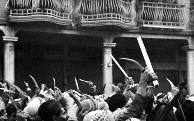 Une foule irakienne menaçant les Juifs de Bagdad lors du pogrom de Farhoud, les 1ᵉʳ et 2 juin 1941 (Crédit : Archives photographiques Yad Ben Zvi)