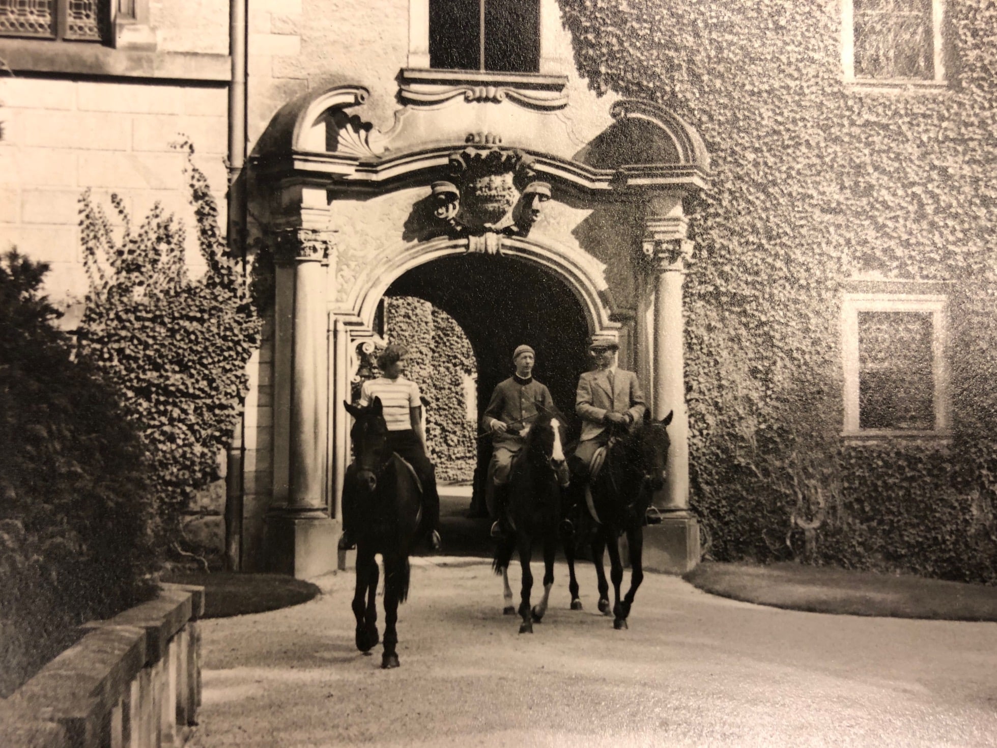 Le prince Friedrich zu Solms-Baruth III à cheval avec des amis sur cette photo non datée. (Avec l'aimable autorisation du prince Friedrich zu Solms-Baruth V) Le prince Friedrich zu Solms-Baruth III à cheval avec des amis sur cette photo non datée. (Avec l'aimable autorisation du prince Friedrich zu Solms-Baruth V)