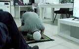 Capture d'écran de la vidéo d'un instructeur du groupe Return to the Mount montrant aux membres comment prier comme un musulman tout en récitant des prières juives. (Crédit : Treizième chaîne)