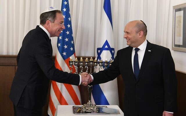 L'ambassadeur américain en Israël Thomas Nides, à gauche, rencontre le Premier ministre Naftali Bennett au bureau du Premier ministre à Jérusalem, le 5 décembre 2021. (Crédit : GPO/Amos Ben-Gershom) L'ambassadeur américain en Israël Thomas Nides, à gauche, rencontre le Premier ministre Naftali Bennett au bureau du Premier ministre à Jérusalem, le 5 décembre 2021. (Crédit : GPO/Amos Ben-Gershom)