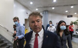 Le sénateur Rand Paul, républicain du Kentucky, parle avec des journalistes alors qu'il marche sur le Capitole, jeudi 7 octobre 2021, à Washington. (Crédit : AP Photo/Alex Brandon)
