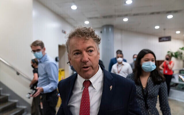 Le sénateur Rand Paul, républicain du Kentucky, parle avec des journalistes alors qu'il marche sur le Capitole, jeudi 7 octobre 2021, à Washington. (Crédit : AP Photo/Alex Brandon) Le sénateur Rand Paul, républicain du Kentucky, parle avec des journalistes alors qu'il marche sur le Capitole, jeudi 7 octobre 2021, à Washington. (Crédit : AP Photo/Alex Brandon)