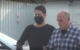 Moshe Hogeg, à gauche, est libéré en résidence surveillée, 14 décembre 2021 (Crédit : capture d'écran/Ynet)