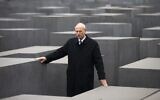 Stuart E. Eizenstat, le négociateur en chef de la Jewish Claims Conference, traverse le Mémorial de la Shoah à Berlin en 2011. (Crédit : Markus Schreiber/AP)