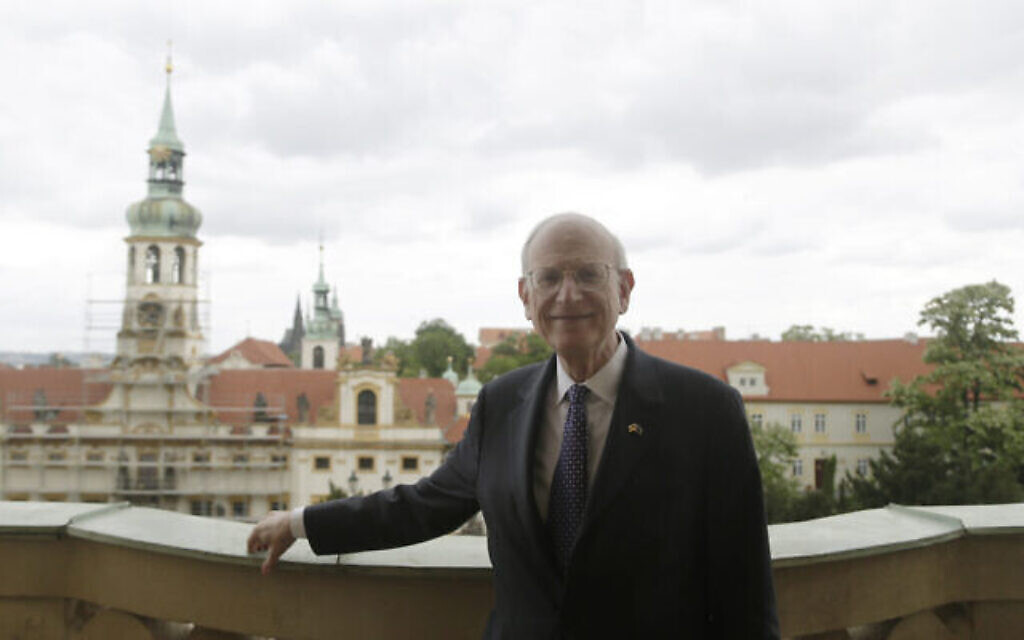 Stuart Eizenstat, conseiller spécial du secrétaire d'État américain sur les questions relatives à la Shoah, pose pour une photo lors d'une conférence internationale sur l'aide sociale aux survivants de la Shoah à Prague, en République tchèque, mercredi 27 mai 2015. (Crédit : AP Photo/Petr David Josek) Stuart Eizenstat, conseiller spécial du secrétaire d'État américain sur les questions relatives à la Shoah, pose pour une photo lors d'une conférence internationale sur l'aide sociale aux survivants de la Shoah à Prague, en République tchèque, mercredi 27 mai 2015. (Crédit : AP Photo/Petr David Josek)