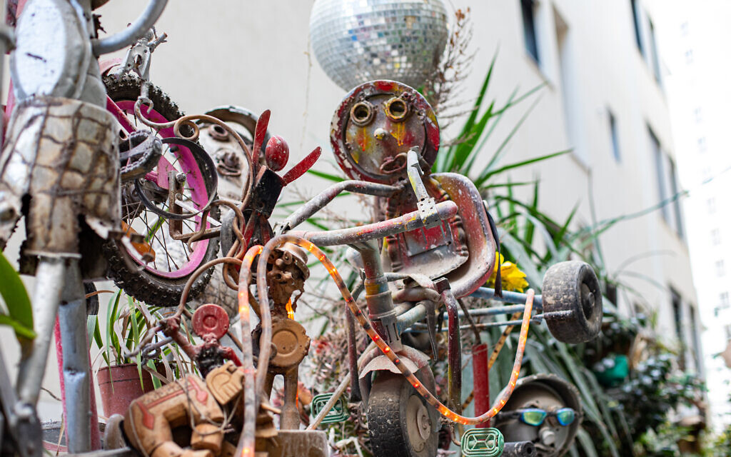 Quelques unes des créations qui peuplent le jardin d'Itzik Purim sur l'avenue Ben Yehuda à Tel Aviv (Crédit : Sophie Rachel Amzallag)