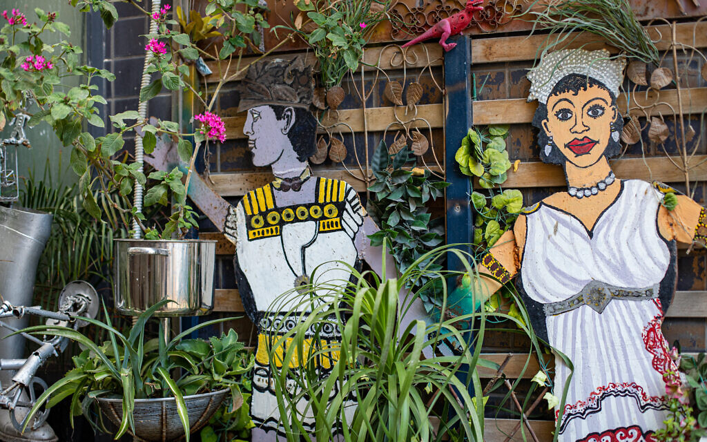Quelques unes des créations qui peuplent le jardin d'Itzik Purim sur l'avenue Ben Yehuda à Tel Aviv (Crédit : Sophie Rachel Amzallag)