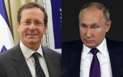 Isaac Herzog, président d’Israël à Jérusalem, le 7 juin 2021 à gauche (Crédit : Mark Neyman / Bureau de presse du gouvernement /CC BY-SA 3.0) et Vladimir Poutine, président russe dans la salle d'exposition Manezh, dans le centre de Moscou, le 23 décembre 2021. (Crédit : Natalia KOLESNIKOVA / AFP)