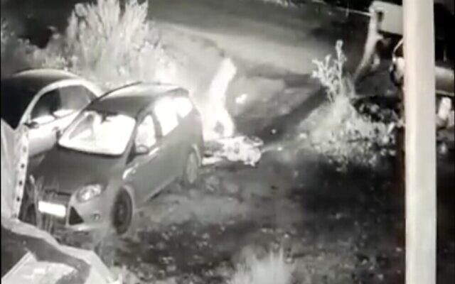 Des images de caméras de sécurité montrent deux suspects s'enfuyant après avoir incendié une voiture appartenant à un résident juif du quartier de Sheikh Jarrah à Jérusalem-Est, le 12 décembre 2021. (Capture d'écran : Twitter) Des images de caméras de sécurité montrent deux suspects s'enfuyant après avoir incendié une voiture appartenant à un résident juif du quartier de Sheikh Jarrah à Jérusalem-Est, le 12 décembre 2021. (Capture d'écran : Twitter)
