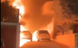 Capture d'écran de la vidéo de la voiture du maire de Tirat Carmel en feu devant son domicile, le 12 décembre 2021. (Twitter)
