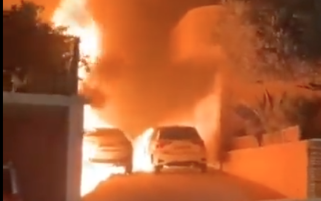 Capture d'écran de la vidéo de la voiture du maire de Tirat Carmel en feu devant son domicile, le 12 décembre 2021. (Twitter)