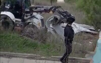 Les forces de sécurité israéliennes démolissent des bâtiments construits illégalement sur l'avant-poste de Homesh, qui ont été installés à la suite d'une attaque terroriste meurtrière à proximité, le 19 décembre 2021. (Crédit : capture d'écran Twitter)