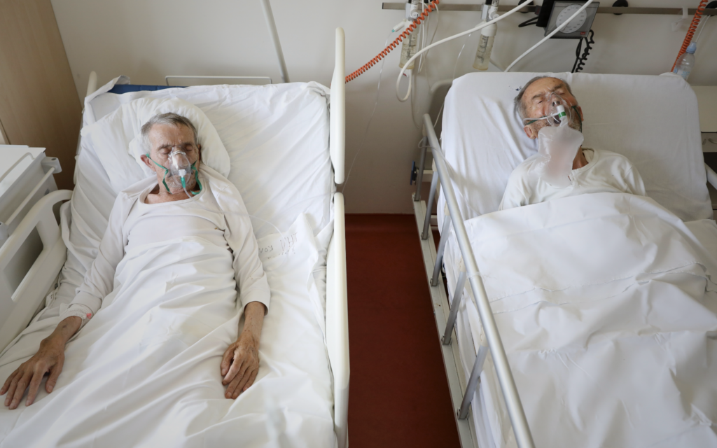 Photo d'illustration : Deux malades de la COVID-19 à l'hôpital. (Crédit : AP Photo) Photo d'illustration : Deux malades de la COVID-19 à l'hôpital. (Crédit : AP Photo)