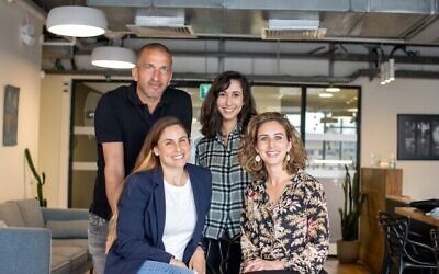L'équipe de TAU Ventures, de gauche à droite : Nimrod Cohen, associé directeur, Ella Iwler, vice-présidente des opérations commerciales, Inbal Perlman, vice-président du développement commercial et Jennifer Schwarz, responsable des programmes de risque. (Eran Pereg)