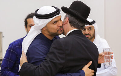 Un Emirati embrasse le rabbin Elie Abadie, rabbin principal du Conseil juif des Emirats, le 29 novembre 2021. (Crédit : Sharaka)