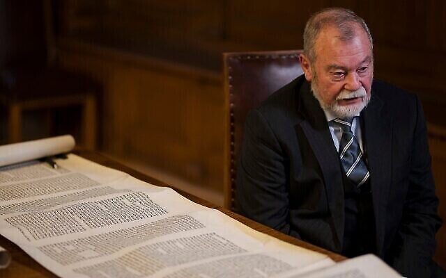 Uwe Mader avec les fragments du rouleau de la Torah qu'il a remis à la ville de Görlitz, le 16 décembre 2021. (Crédit : Pawel Sosnowski via JTA)