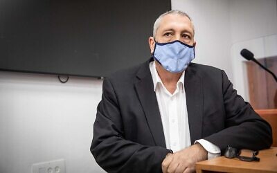 Nir Hefetz lors d'une audience au tribunal contre l'ex-Premier ministre Benjamin Netanyahu à la Cour de district de Jérusalem, le 27 décembre 2021. (Crédit :  Noam Revkin Fenton/Flash90)