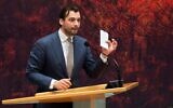 Thierry Baudet, chef du Forum pour la Démocratie, parti populiste de droite, s'adresse au parlement à La Haye, aux Pays-Bas, le 2 avril 2021. (Crédit : AP Photo/Peter Dejong)