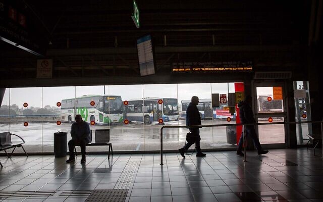 Illustration : départ des bus à la gare routière centrale de Tel Aviv, le 26 janvier 2018. (Crédit : Miriam Alster/Flash90)