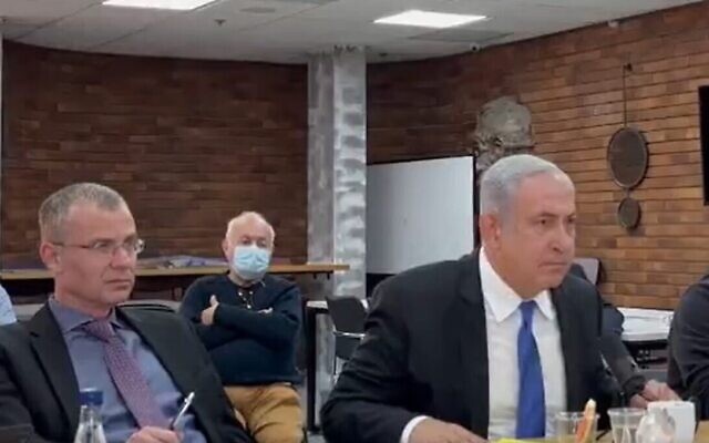 Le chef de l'opposition Benjamin Netanyahu, à droite, et le chef de faction du Likud Yariv Levin assistent à une audience au tribunal interne du Likud à Tel Aviv concernant le groupe des Nouveaux Likudniks, le 26 décembre 2021. (Capture d'écran : Twitter)