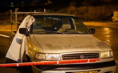 Le véhicule qui a été la cible de tirs lors d'une attaque terroriste près de l'avant-poste de Homesh en Cisjordanie, le 16 décembre 2021. (Crédit : Hillel Maeir/Flash90)