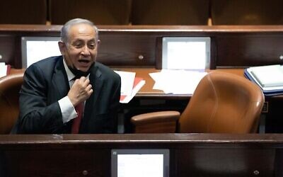 Le chef de l'opposition Benjamin Netanyahu en séance plénière de la Knesset, le 27 décembre 2021. (Crédit : Noam Revkin Fenton/Flash90)