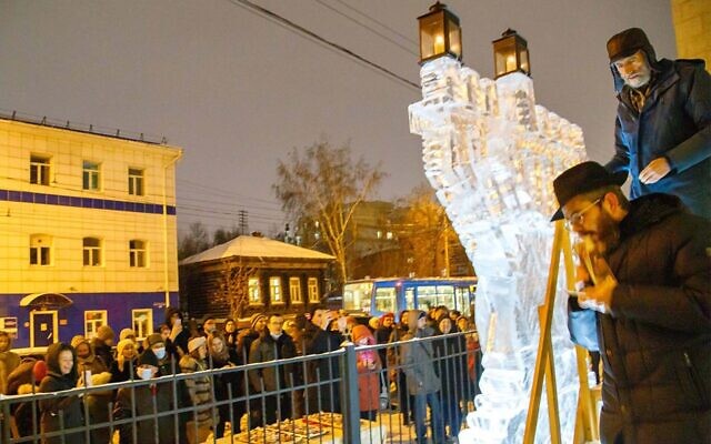 Le rabbin Levy Kaminetsky se prépare à allumer une ménorah de Hanoukka faite de glace à l'extérieur de sa synagogue à Tomsk, en Russie, le 28 novembre 2021. (Autorisation/Levy Kaminetsky via JTA) Le rabbin Levy Kaminetsky se prépare à allumer une ménorah de Hanoukka faite de glace à l'extérieur de sa synagogue à Tomsk, en Russie, le 28 novembre 2021. (Autorisation/Levy Kaminetsky via JTA)