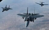 Des F-15 israéliens accompagnent un B-1B Lancer américain au-dessus d'Israël dans le cadre d'une patrouille de présence au-dessus de la zone de responsabilité du Commandement central américain, le 30 octobre 2021. (Crédit : US Air Force/Senior Airman Jerreht Harris)