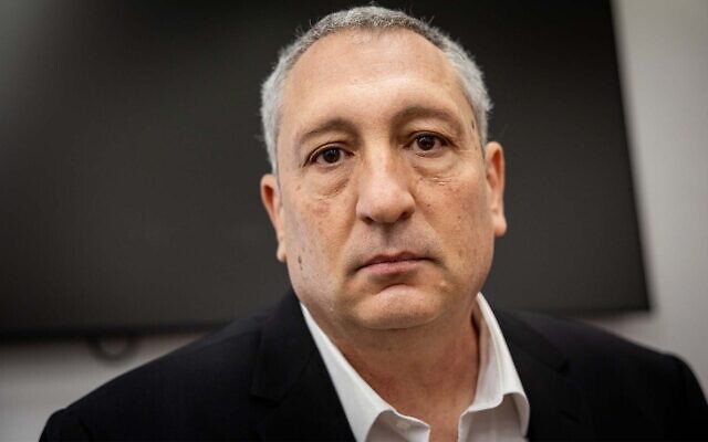 Nir Hefetz à son arrivée pour une audience dans le procès contre l'ancien Premier ministre Benjamin Netanyahu, au tribunal de district de Jérusalem, le 13 décembre 2021. (Yonatan Sindel/Flash90) Nir Hefetz à son arrivée pour une audience dans le procès contre l'ancien Premier ministre Benjamin Netanyahu, au tribunal de district de Jérusalem, le 13 décembre 2021. (Yonatan Sindel/Flash90)