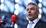 Le chancelier autrichien Karl Nehammer s'adresse aux médias lors d'un sommet européen au bâtiment du Conseil européen à Bruxelles, le 16 décembre 2021. (Crédit : Kenzo Tribouillard, Pool Photo via AP)