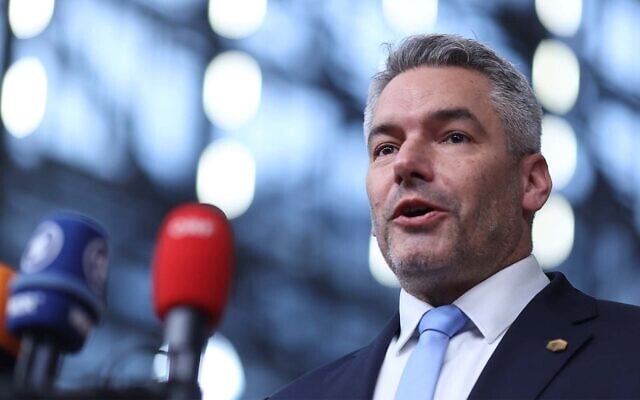 Le chancelier autrichien Karl Nehammer s'adresse aux médias lors d'un sommet européen au bâtiment du Conseil européen à Bruxelles, le 16 décembre 2021. (Crédit : Kenzo Tribouillard, Pool Photo via AP)