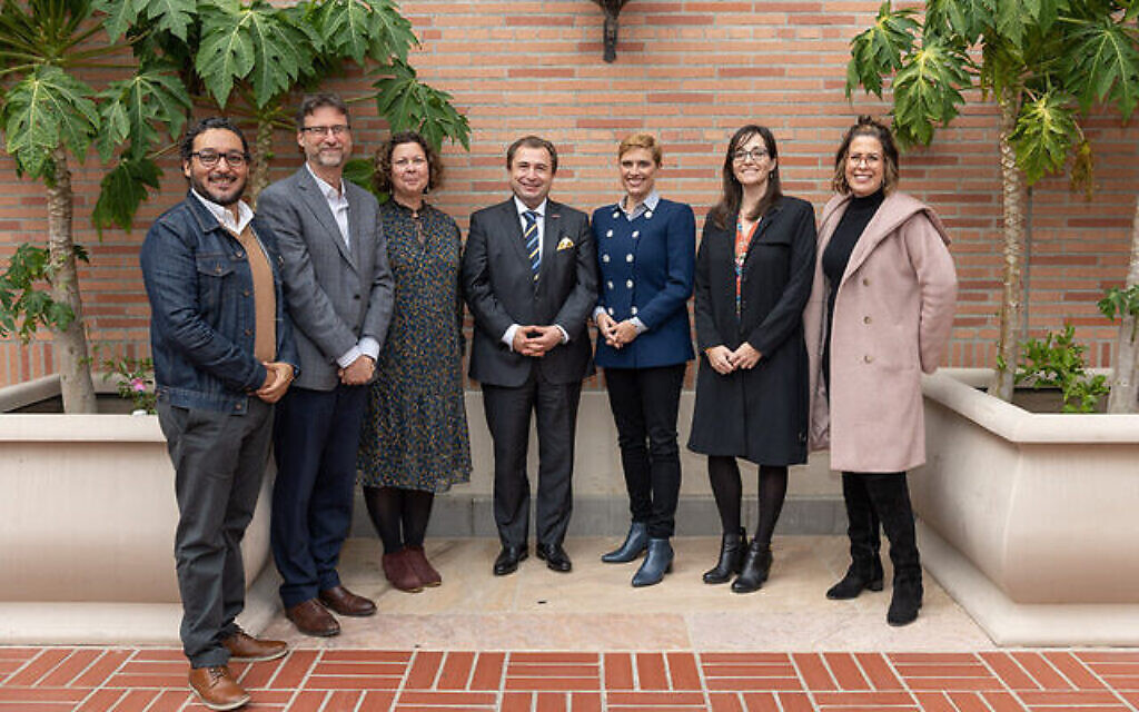 Les co-organisateurs du symposium et de la série de films Vienna in Hollywood, du musée Academy, du consulat général d'Autriche à Los Angeles et de l'université de Californie du Sud. De gauche à droite : Eduardo Sánchez, Paul Lerner, Michaela Ullmann, le consul général d'Autriche Michael Postl, Doris Berger, Regina Range, Simone Bliss. (Crédit : photo : David Auner)