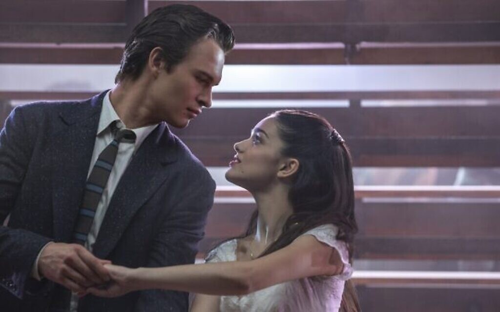 Ansel Elgort et Rachel Zegler sur une photo de "West Side Story" du réalisateur Steven Spielberg. (Crédit : avec l'aimable autorisation de 20th Century Films)