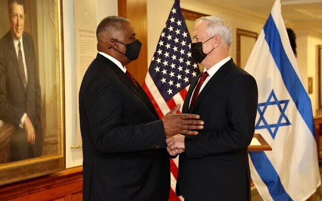 Le ministre de la Défense Benny Gantz, à gauche, et le secrétaire américain à la Défense Lloyd Austin se rencontrent au Pentagone, le 9 décembre 2021. (Crédit : Ministère de la Défense) Le ministre de la Défense Benny Gantz, à gauche, et le secrétaire américain à la Défense Lloyd Austin se rencontrent au Pentagone, le 9 décembre 2021. (Crédit : Ministère de la Défense)