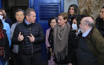L'ambassadeur israélien à l'ONU Gilad Erdan à la tête d'une délégation d'ambassadeurs lors d'une visite sur la frontière nord d'Israël, le 16 décembre 2021. (Crédit : Shlomi Amsallem)