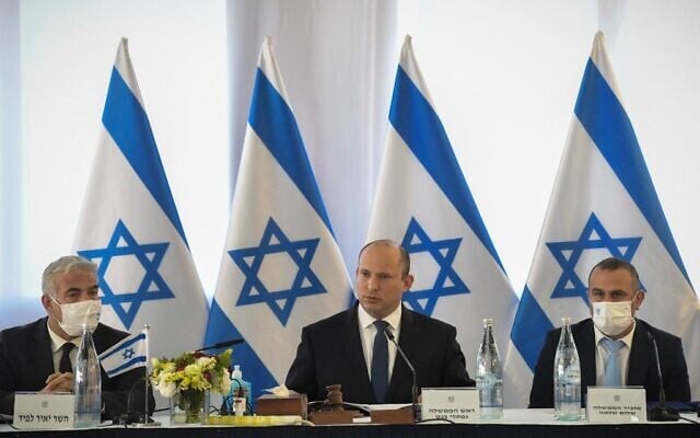 Le Premier ministre Naftali Bennett s'exprime lors d'une réunion du cabinet tenue sur le plateau du Golan, le 26 décembre 2021. (Crédit : Kobi Gideon/GPO) Le Premier ministre Naftali Bennett s'exprime lors d'une réunion du cabinet tenue sur le plateau du Golan, le 26 décembre 2021. (Crédit : Kobi Gideon/GPO)
